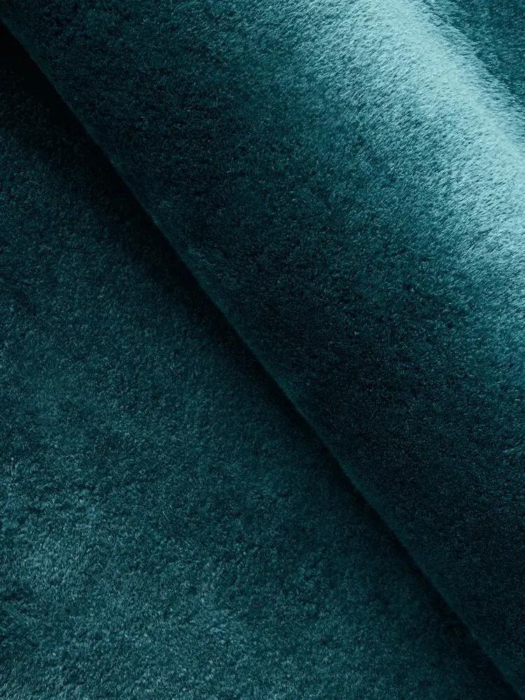 Close-up van een wasbaar blauw vloerkleed