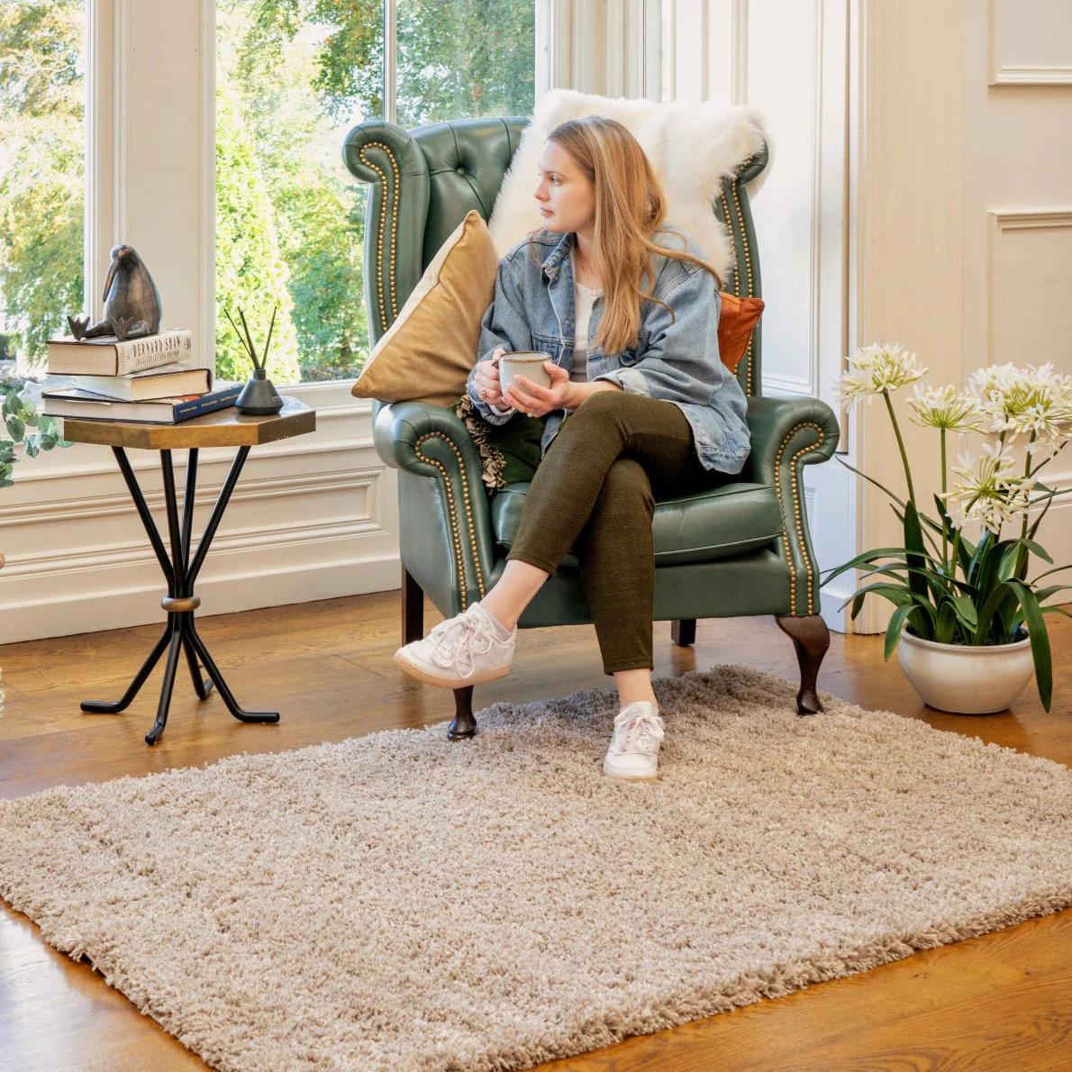 Licht FLAID vloerkleed in een woonkamer