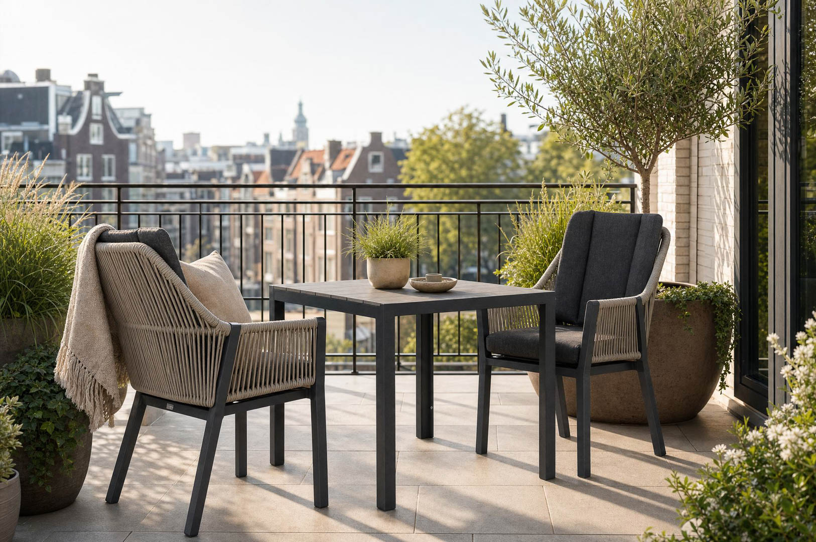 Compacte loungeset op een kleiner balkon